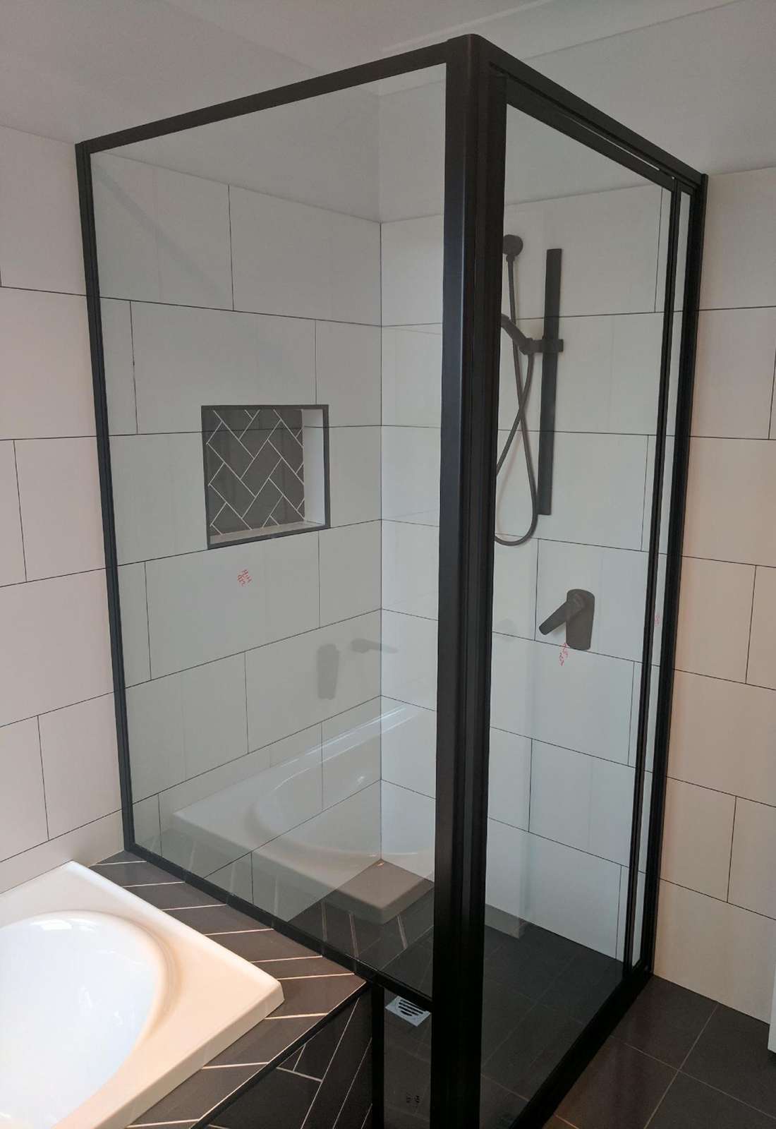 Black Framing in Showers: a Trend That’s Here to Stay